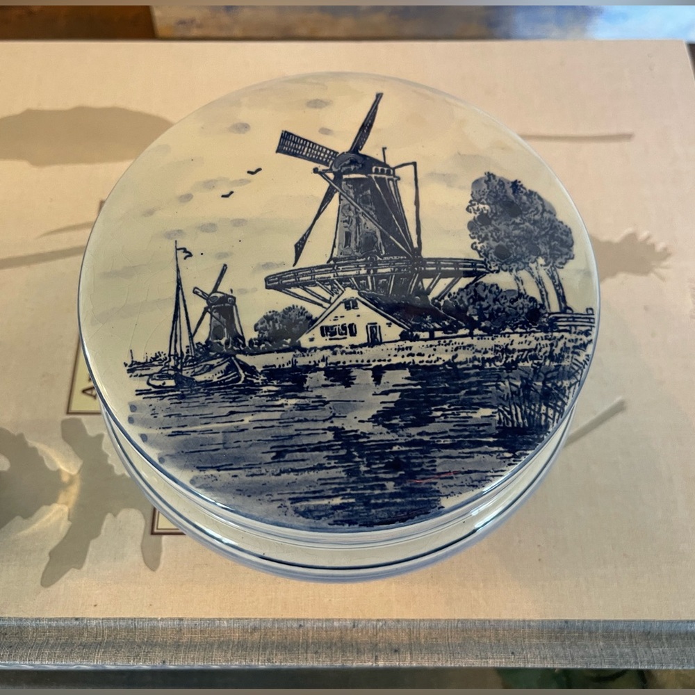Vintage Delft Blue round porcelain box with lid